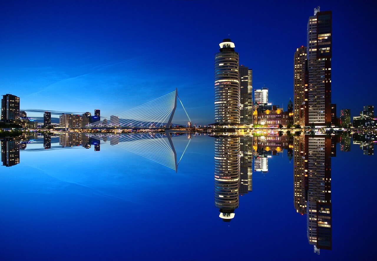 Rotterdam di notte vista dall'acqua