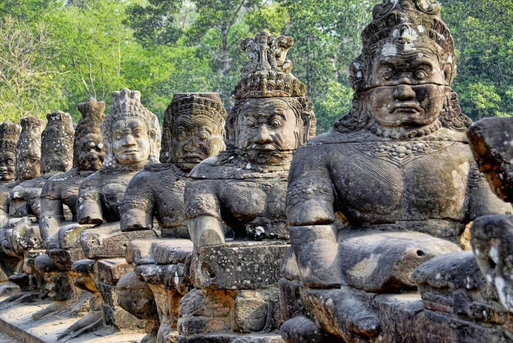 Statue nel sito di Angkor
